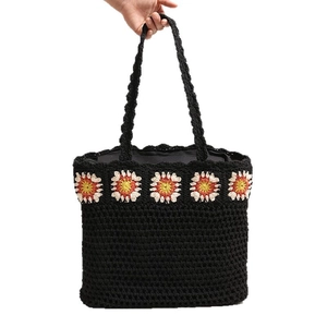 Sac fourre-tout au crochet noir fait main avec fleurs pour les vacances à la mer