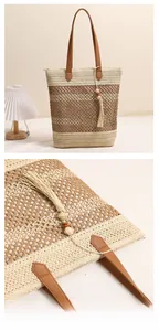 Detail der gewebten Textur und Fransenquaste an dieser stilvollen Stroh-Strandtasche