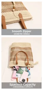 Detail der gestreiften Strohtasche mit Ledergriffen, Reißverschluss und Quaste mit Holzperlen