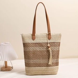 Gestreifte Strohtasche mit Quastenanhänger und Lederriemen für den Strandurlaub
