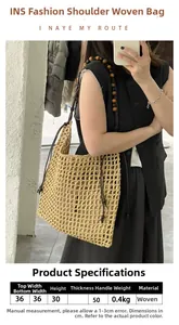 Détail du sac à bandoulière évidé avec sangle en perles de bois et filet de coton beige