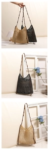 Détail d'un sac en paille ajouré avec bandoulière en perles de bois et pochette