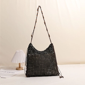 Sac carré tissé noir fait main avec sangle en perles de bois et doublure beige plage