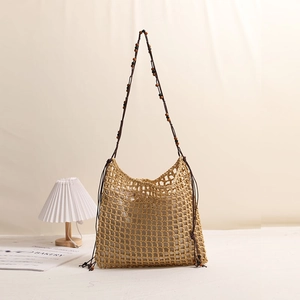Sac à bandoulière carré en paille évidée avec perles en bois et pochette intérieure