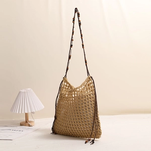 Sac bandoulière carré en paille ajourée avec perles en bois et pochette pour la plage