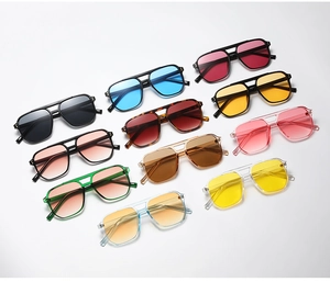 Vue à plat de lunettes pilote rétro multicolores avec double pont et rivets en métal