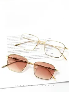 Détail de lunettes de soleil vintage carrées avec branches géométriques en métal