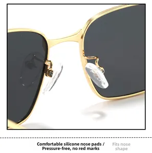 Vue détaillée des plaquettes en silicone sur lunettes de soleil en métal doré