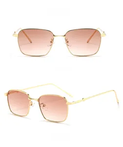 Lunettes de soleil rectangulaires en métal doré avec verres dégradés marron, vues face et profil