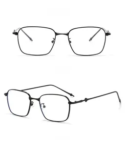 Détails de montures de lunettes carrées en métal noir avec texture ondulée sur les branches