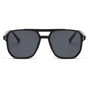 Lunettes de soleil de style navigateur avec monture noire et verres gris foncé