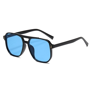 Lunettes aviateur rétro avec monture noire à double pont et verres bleu océan