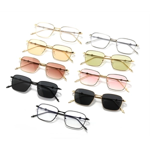 Lunettes de soleil carrées en métal avec verres teintés colorés pour un style rétro chic et moderne