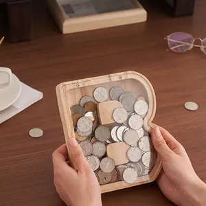 Hucha de madera con forma de letra B con panel acrílico transparente y monedas visibles