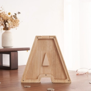 Detalle de la hucha de madera letra A con panel acrílico transparente y grano de madera