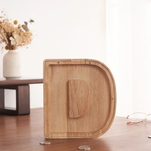 Detalle de hucha de madera en forma de D con panel acrílico transparente y veta de madera