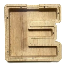 Vista detallada de la hucha de madera en forma de E con tapa acrílica transparente y tornillos