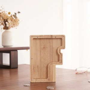 Detalle de la hucha de madera en forma de F con cubierta de acrílico transparente