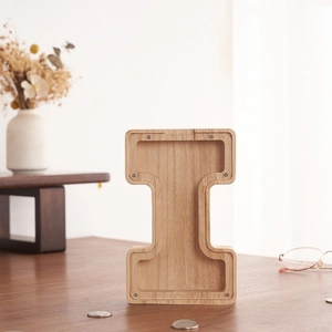 Primer plano de hucha de madera en forma de I con panel acrílico y textura de madera