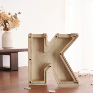 Detalle de hucha de madera en forma de K con tapa de acrílico transparente y tornillos