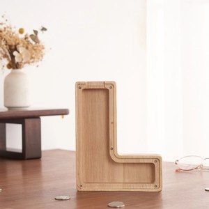 Hucha de madera en forma de L con panel acrílico transparente y tornillos metálicos