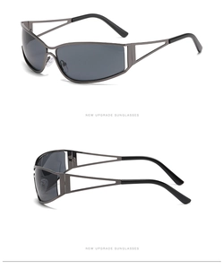 Gros plan sur des lunettes futuristes avec monture en métal et branches évidées