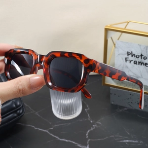 Gros plan sur des lunettes de soleil carrées rétro écaillées avec des verres foncés
