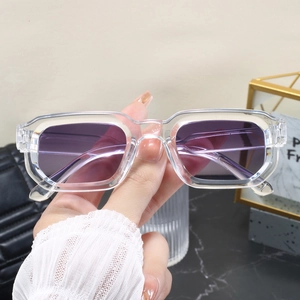 Détail de lunettes de soleil vintage carrées avec monture transparente et verres dégradés