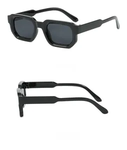 Vue latérale et à 45 degrés de lunettes de soleil carrées vintage avec monture en plastique
