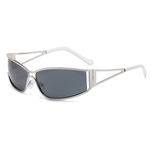 Lunettes de soleil Y2K étroites en métal argenté avec branches ajourées et verres gris