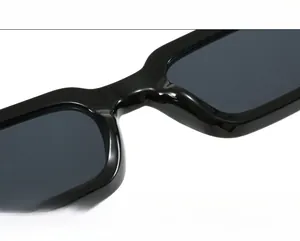 Détail des plaquettes de nez intégrées légères sur lunettes de soleil rétro carrées noires
