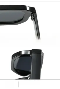 Détail de la charnière métallique robuste et de la branche de lunettes de soleil noires