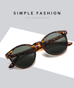 Detail einer runden Schildpatt-Sonnenbrille mit dunkelgrünen Gläsern und Silbernieten