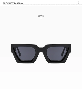 Vorderansicht der schwarzen quadratischen Sonnenbrille mit dickem Rahmen und UV-Schutz