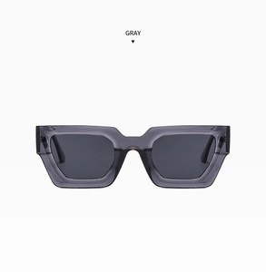 Detailansicht der transparenten grauen quadratischen Sonnenbrille mit dunklen Gläsern