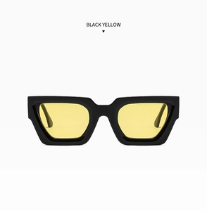 Detail der modischen schwarzen Sonnenbrille mit dicken Rahmen und gelben Gläsern