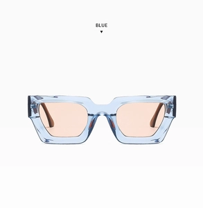 Detailansicht der quadratischen blauen Acetat-Sonnenbrille mit orangefarbenen Gläsern
