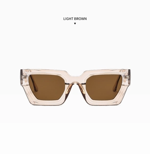 Makroansicht des hellbraunen transparenten Rahmens und der Gläser der Trend-Sonnenbrille