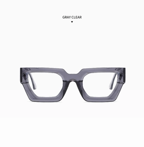 Detailansicht der grau-transparenten Sonnenbrille mit modernem, dickem Quadratrahmen