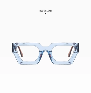 Detailansicht der markanten hellblauen transparenten Brille mit dickem Acetatrahmen