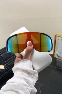 Close-up of model CY5587 sports sunglasses with colorful gradient shield lenses