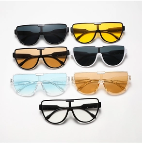 Occhiali da sole oversize flat top con montature multicolore e dettagli sulle aste