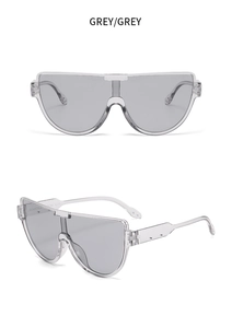Dettaglio occhiali da sole grigi oversize con numero di modello JH18211 sulla stanghetta