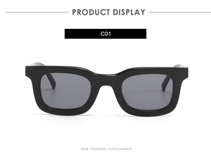 Gros plan sur des lunettes de soleil carrées noires avec branches larges et verres foncés