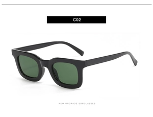 Détail de lunettes de soleil carrées noires avec verres vert foncé et monture premium