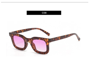 Détail des lunettes de soleil carrées en écaille avec verres dégradés rose-violet