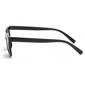 Lunettes de soleil noires classiques avec monture épaisse et design profilé élégant