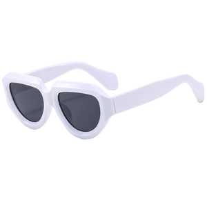 Lunettes de soleil rétro monture blanche épaisse et verres foncés géométriques vue de 45°