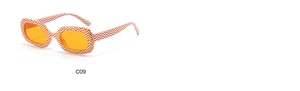 Detail einer Retro-Oval-Sonnenbrille mit orangefarbenen Gläsern und Wellenmuster-Rahmen