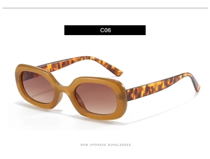 Detail der Retro-Oval-Sonnenbrille mit bernsteinfarbenem Rahmen und Leopardenmuster